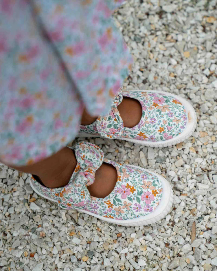 Walnut Mary Millie Canvas - Ditzy Meadow Pink