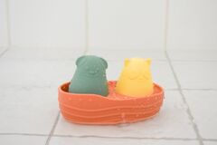 SILICONE BATH BOAT AND ANIMAL SQUIRTER