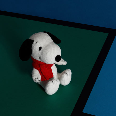 Snoopy Sitting With Scarf - 17 cm